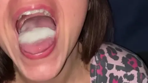 Coroa tomando gozada na boca e engolindo tudo