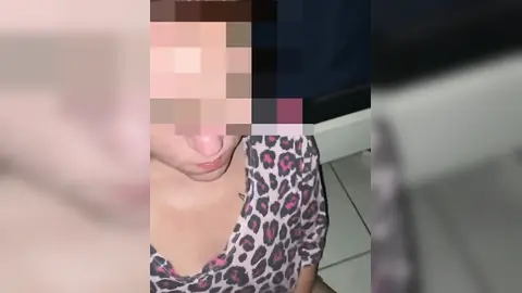 Coroa tomando gozada na boca e engolindo tudo