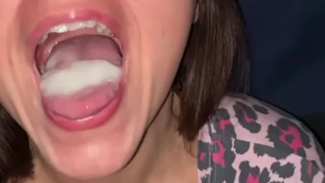 Coroa tomando gozada na boca e engolindo tudo