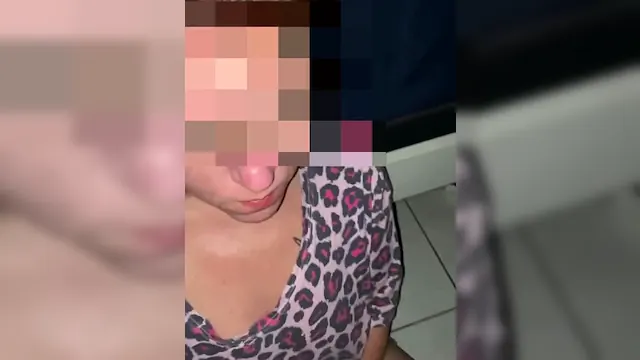 Coroa tomando gozada na boca e engolindo tudo