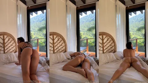 Becca Pires de quatro se exibindo de fio dental
