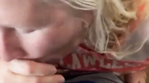 Coroa chupando novinho até ganhar leite na boca
