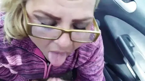 Coroa safada tomando gozada na boca