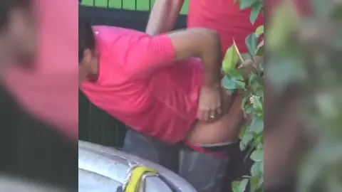 Comendo o cuzinho da coroa em publico