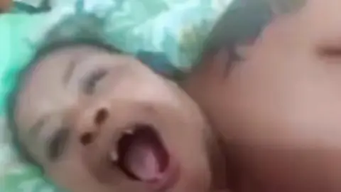 Gozando na boca da velha feia