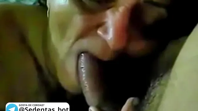 Velha boqueteira mamando e tomando leite