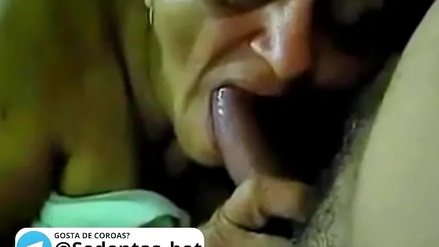 Velha boqueteira mamando e tomando leite