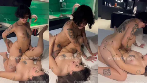 gordinha tatuada Martina Oliver fazendo tesoura com sua amiga