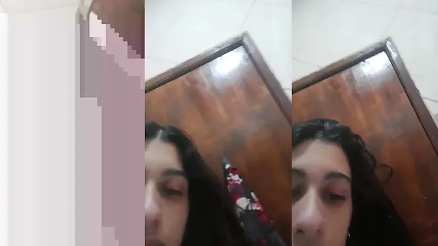 Novinha rabuda do peito bicudo na live mostrando o corpinho