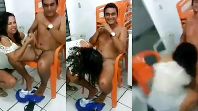 Chupando pau na frente dos amigos