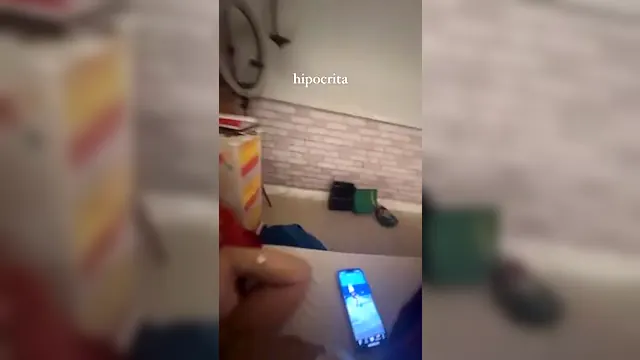 Mel Maia pagando peitinho em stories