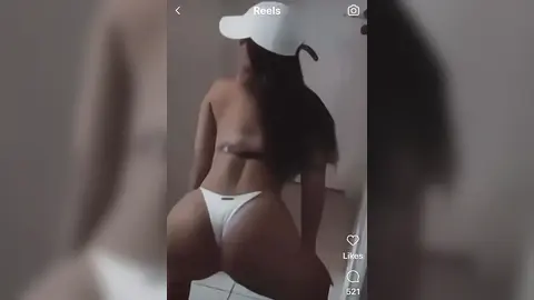 Novinha Mel Maia dançando só de calcinha