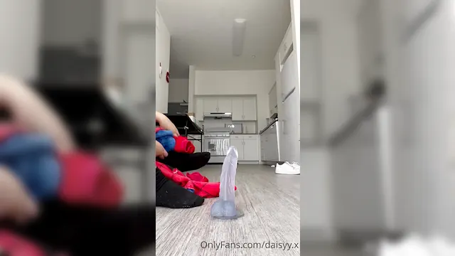 Novinha rabuda sentando gostoso na pica
