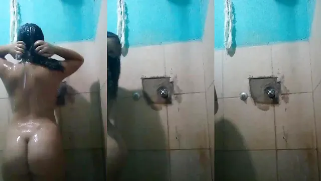 Novinha se exibindo no banho