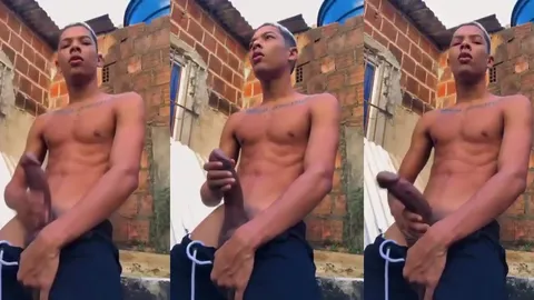 Carioca dotado se masturbando