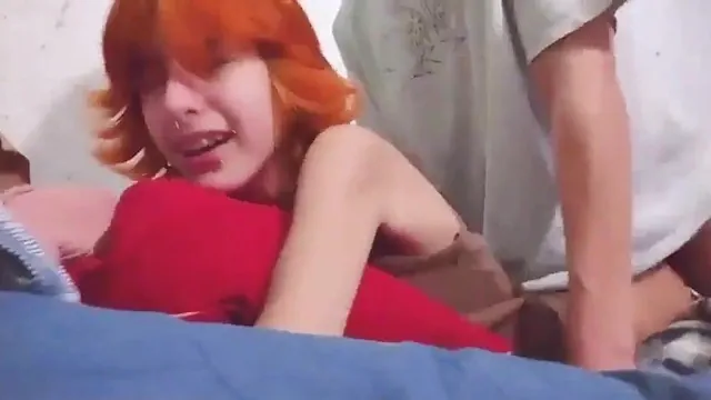 Ruivinha ninfeta branquinha fudendo com namorado