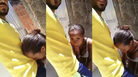 Cliente mamando o entregador pauzudo