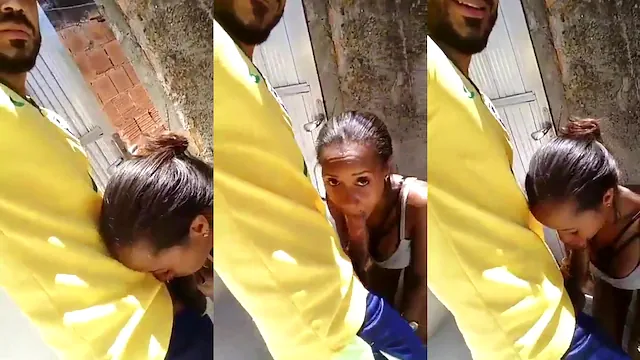 Cliente mamando o entregador pauzudo