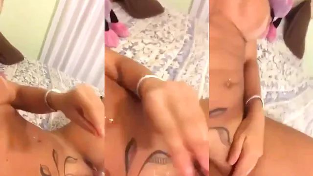 Tia gostosa pra caralho batendo siririca
