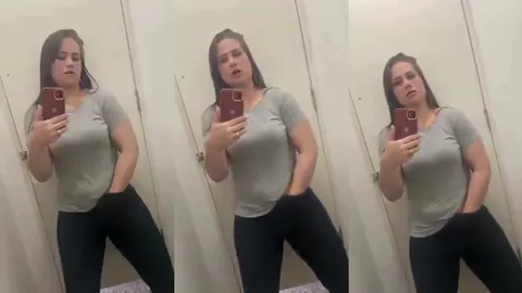 PM vazada mamando no banheiro