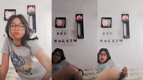 Branquinha ninfeta metendo no cuzinho