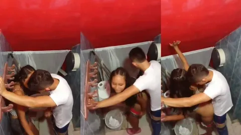 Casalzinho brincando escondido no banheiro