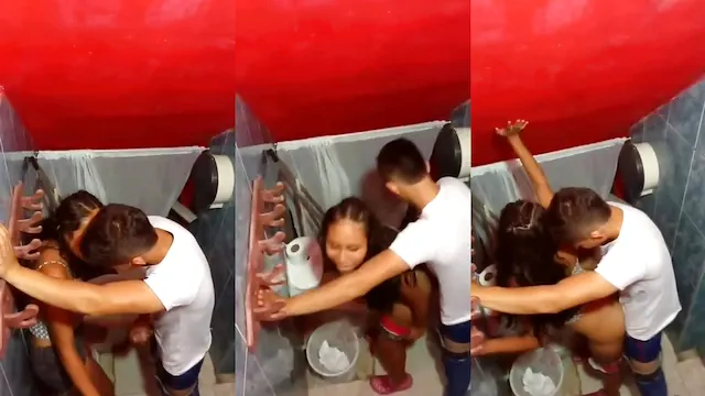 Casalzinho brincando escondido no banheiro