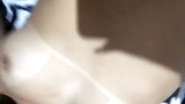 Morena cavala mostrando todo seu corpo de puta