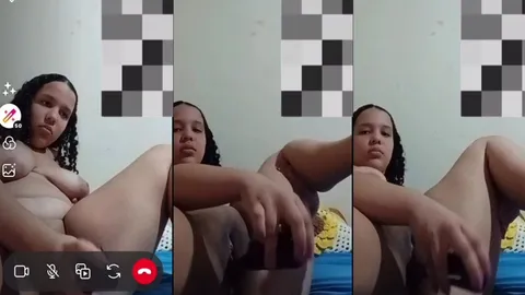 Gordinha bucetuda caiu na Net socando a escova de cabelo na buceta